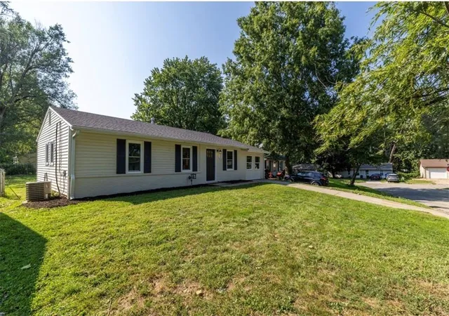 Photo 2 of Single family home for sale at 3304 Chippewa Ln, St Joseph, MO 64503 | MLS# 2638386 | Listing updated on 2026-09-12