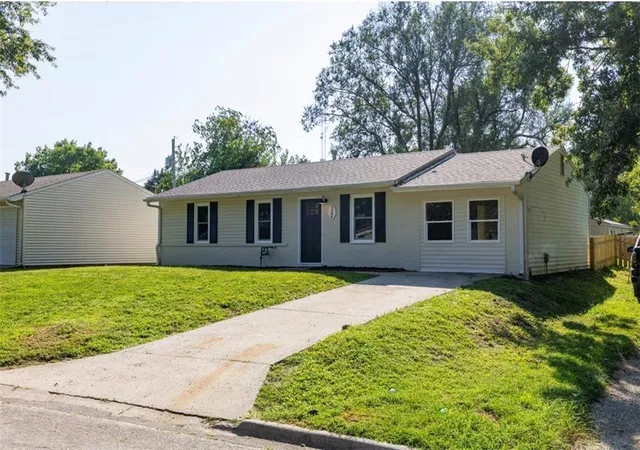 Photo 3 of Single family home for sale at 3304 Chippewa Ln, St Joseph, MO 64503 | MLS# 2638386 | Listing updated on 2026-09-12