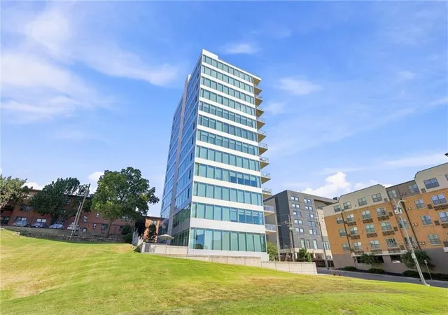 Listing Photo 4 - Condo for sale in building located at 4646 Broadway St, Kansas, MO 64112 - Unit #1S