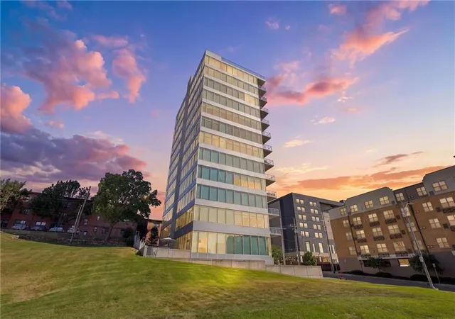 Listing Photo 5 - Condo for sale in building located at 4646 Broadway St, Kansas, MO 64112 - Unit #1S