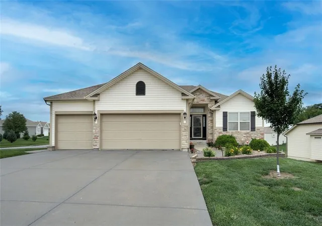 Photo 2 of Single family home for sale at 13305 N Copper Ridge Dr, Platte City, MO 64079 | MLS# 2638514 | Listing updated on 2026-09-12