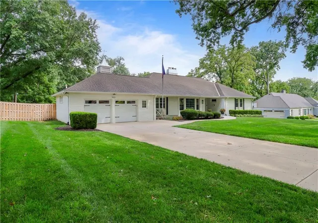 Photo 3 of Sale Pending at 9825 Overbrook Rd, Leawood, KS 66206 | MLS# 2638709 | Listing updated on 2026-09-12