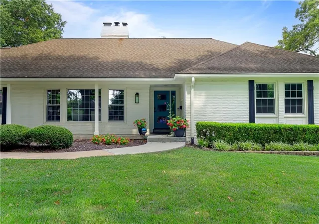 Photo 4 of Sale Pending at 9825 Overbrook Rd, Leawood, KS 66206 | MLS# 2638709 | Listing updated on 2026-09-12