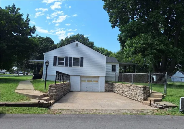 Photo 3 of Single family home for sale at 10214 E Sheley Rd, Independence, MO 64052 | MLS# 2638784 | Listing updated on 2026-09-12