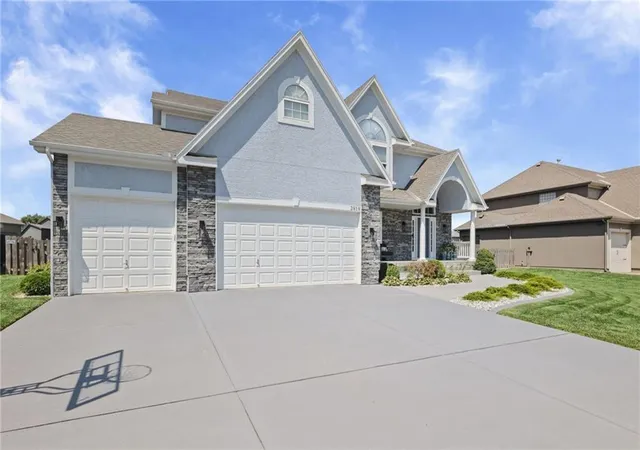 Photo 3 of Single family home for sale at 2818 Ne Wood Creek Ln, Lee's Summit, MO 64086 | MLS# 2638823 | Listing updated on 2026-09-15
