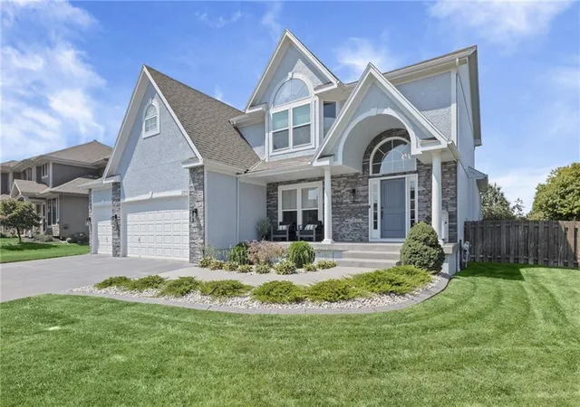 Photo 3 of Single family home for sale at 2818 Ne Wood Creek Ln, Lee's Summit, MO 64086 | MLS# 2638823 | Listing updated on 2026-09-15