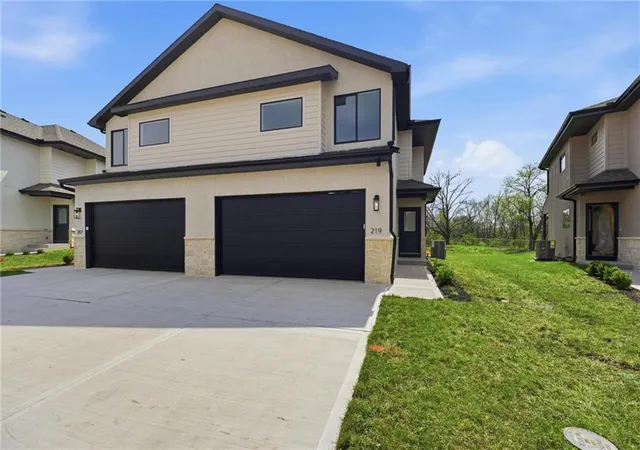 Photo 2 of Townhouse for sale at 204 Nw Orchard Ct, Lee's Summit, MO 64063 | MLS# 2639036 | Listing updated on 2026-09-09