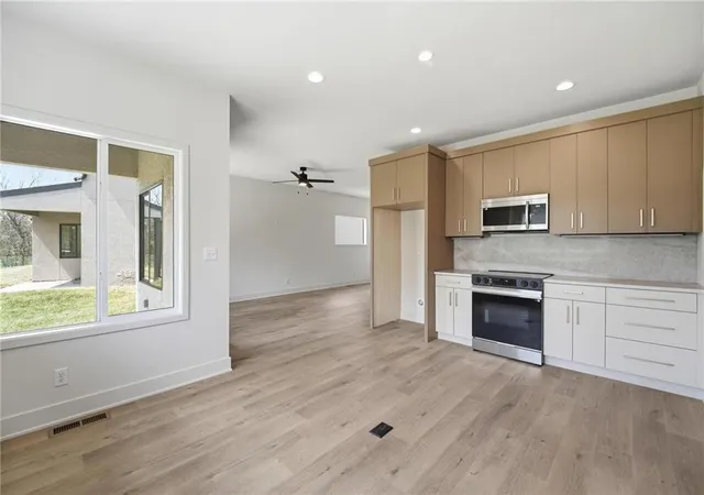 Photo 4 of Townhouse for sale at 204 Nw Orchard Ct, Lee's Summit, MO 64063 | MLS# 2639036 | Listing updated on 2026-09-09