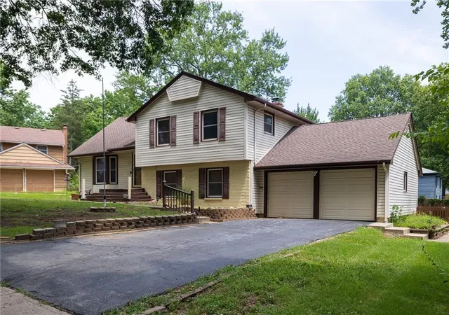 Photo 2 of Single family home for sale at 11209 Walnut St, Kansas City, MO 64114 | MLS# 2639045 | Listing updated on 2026-09-15