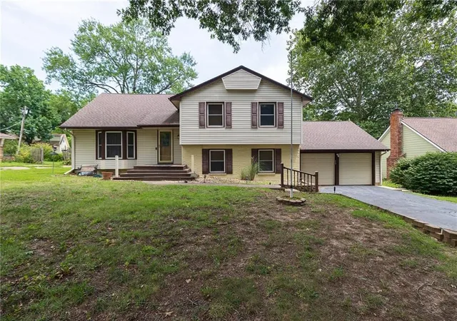 Photo 3 of Single family home for sale at 11209 Walnut St, Kansas City, MO 64114 | MLS# 2639045 | Listing updated on 2026-09-15
