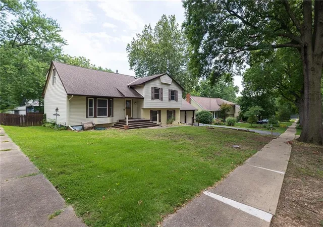 Photo 3 of Single family home for sale at 11209 Walnut St, Kansas City, MO 64114 | MLS# 2639045 | Listing updated on 2026-09-15