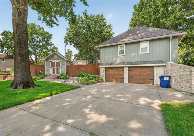 Photo 2 of Sale Pending at 7320 N Garfield Ave, Kansas City, MO 64118 | MLS# 2639063 | Listing updated on 2026-09-13