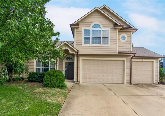 Photo 1 of Sale Pending at 204 Thomas Cir, Louisburg, KS 66053 | MLS# 2639073 | Listing updated on 2026-09-14