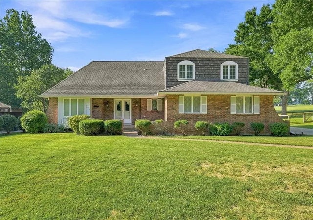 Single family home for sale at 508 Nw Golfview Dr, Blue Springs, MO 64014 | MLS# 2639140