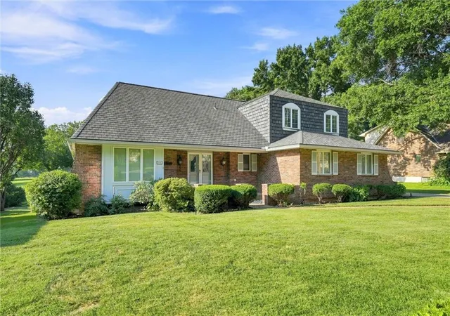 Photo 1 of Single family home for sale at 508 Nw Golfview Dr, Blue Springs, MO 64014 | MLS# 2639140 | Listing updated on 2026-09-15