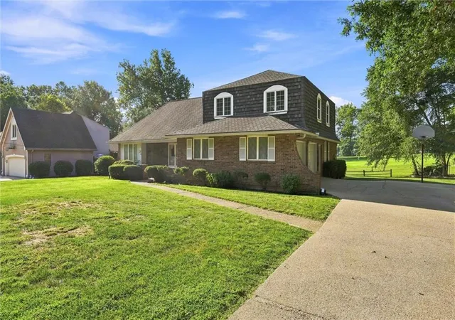 Photo 2 of Single family home for sale at 508 Nw Golfview Dr, Blue Springs, MO 64014 | MLS# 2639140 | Listing updated on 2026-09-15
