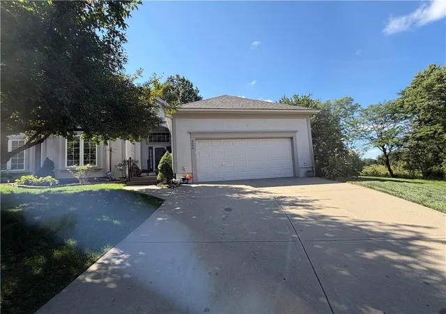 Photo 2 of Sale Pending at 6206 Nw 79th St, Kansas City, MO 64151 | MLS# 2639261 | Listing updated on 2026-09-11
