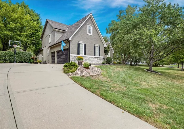 Photo 2 of Sale Pending at 12352 Westgate St, Overland Park, KS 66213 | MLS# 2639330 | Listing updated on 2026-10-08