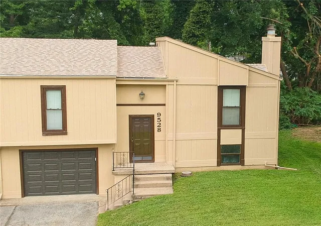 Townhouse for sale at 9528 Manning Ave, Kansas City, MO 64134 | MLS# 2639351