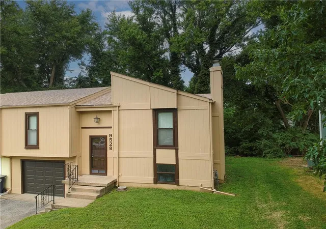Photo 3 of Townhouse for sale at 9528 Manning Ave, Kansas City, MO 64134 | MLS# 2639351 | Listing updated on 2026-09-12