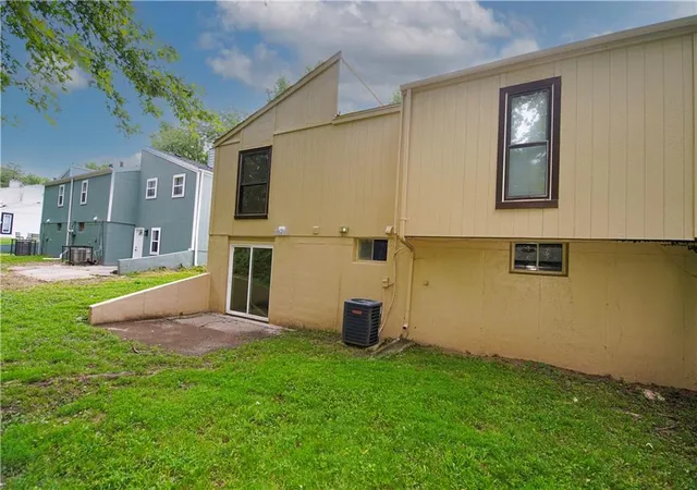 Photo 3 of Townhouse for sale at 9528 Manning Ave, Kansas City, MO 64134 | MLS# 2639351 | Listing updated on 2026-09-12