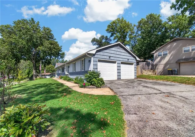 Photo 2 of Single family home for sale at 11415 Myrtle Ave, Kansas City, MO 64137 | MLS# 2639521 | Listing updated on 2026-09-13