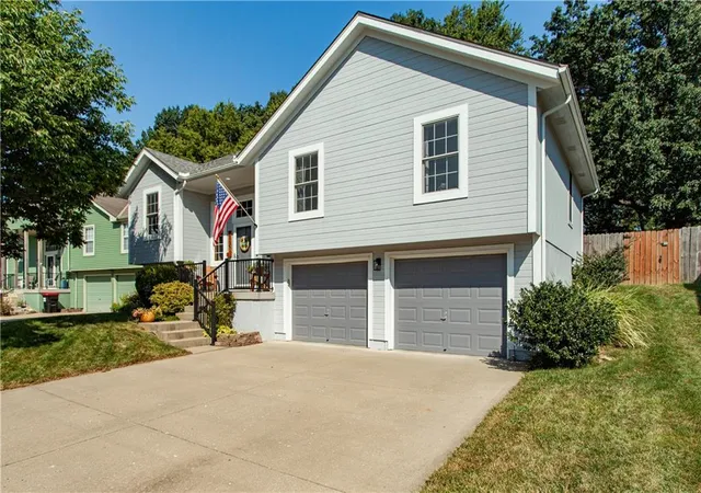 Photo 2 of Single family home for sale at 2701 Nw Richard Dr, Blue Springs, MO 64015 | MLS# 2639550 | Listing updated on 2026-09-19