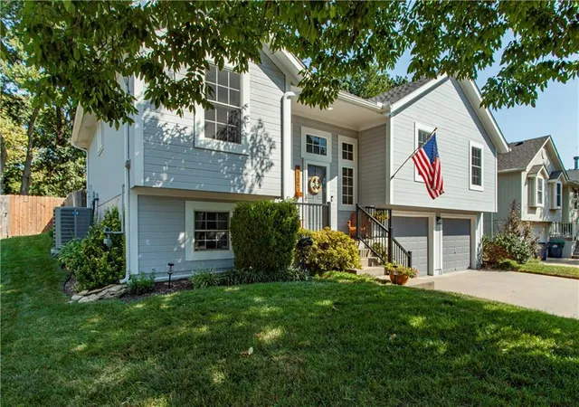 Photo 3 of Single family home for sale at 2701 Nw Richard Dr, Blue Springs, MO 64015 | MLS# 2639550 | Listing updated on 2026-09-19