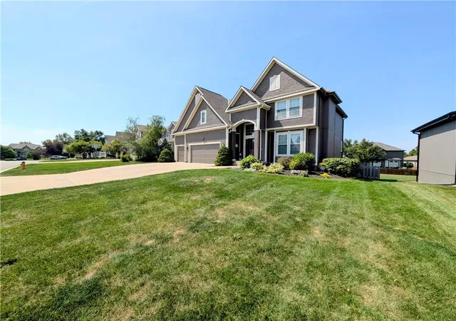 Photo 3 of Single family home for sale at 5514 Hilltop Dr, Shawnee, KS 66226 | MLS# 2639552 | Listing updated on 2026-10-07