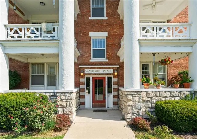 Photo 3 of Condo for sale at 406 E 43rd Street #2E, Kansas City, MO 64110 | MLS# 2639557 | Listing updated on 2026-09-12