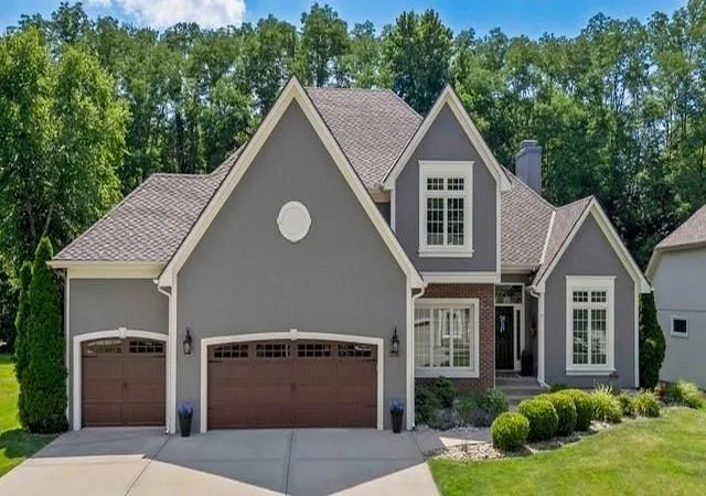 Photo 1 of Sale Pending at 5812 Manor Dr, Parkville, MO 64152 | MLS# 2639558 | Listing updated on 2026-09-11