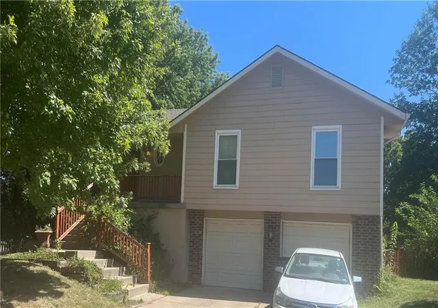 Photo 1 of Sale Pending at 1211 Banner Ct, Lee's Summit, MO 64086 | MLS# 2639571 | Listing updated on 2026-09-10