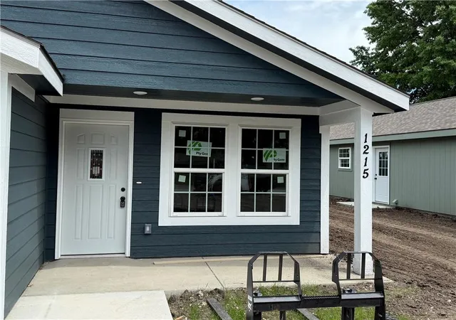 Photo 3 of Single family home for sale at 1215 S Maple St, Ottawa, KS 66067 | MLS# 2639572 | Listing updated on 2026-09-13