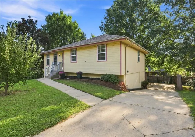 Photo 2 of Single family home for sale at 3204 Se 5th Court, Blue Springs, MO 64014 | MLS# 2639670 | Listing updated on 2026-09-11