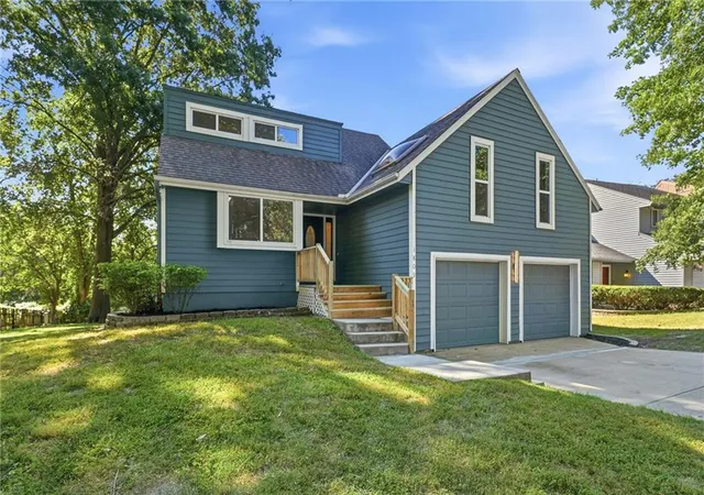 Photo 2 of Sale Pending at 1809 Ne Gatewood Dr, Lees Summit, MO 64086 | MLS# 2639675 | Listing updated on 2026-09-13