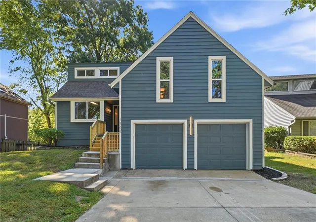 Photo 3 of Sale Pending at 1809 Ne Gatewood Dr, Lees Summit, MO 64086 | MLS# 2639675 | Listing updated on 2026-09-13