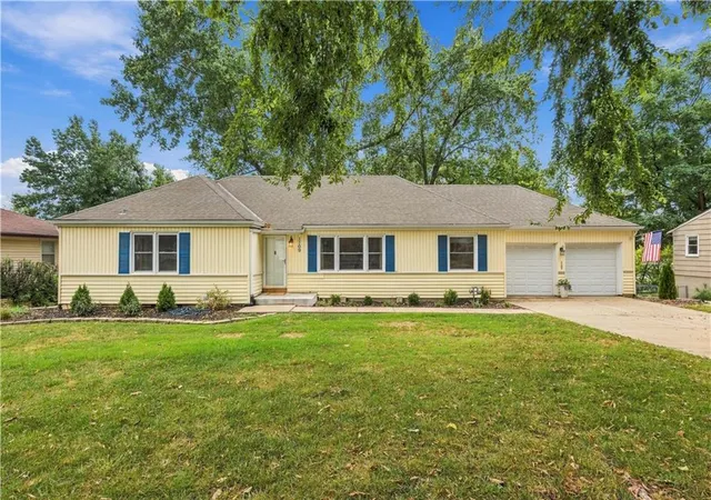 Single family home for sale at 1109 W 100th Terrace, Kansas City, MO 64114 | MLS# 2639739