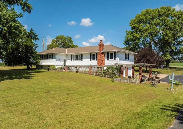 Single family home for sale at 16670 Leavenworth Rd, Basehor, KS 66007 | MLS# 2639791
