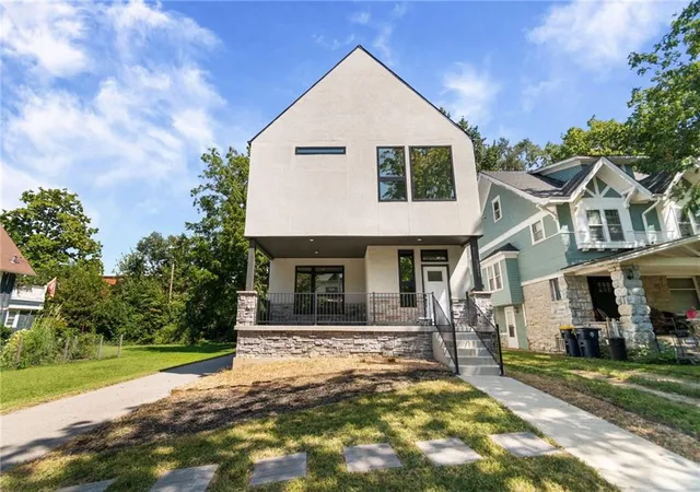 Photo 1 of Single family home for sale at 2829 Harrison St, Kansas City, MO 64109 | MLS# 2639802 | Listing updated on 2026-09-13