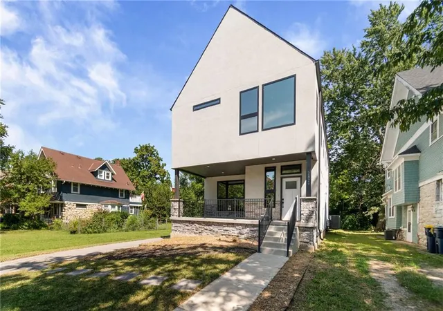 Photo 2 of Single family home for sale at 2829 Harrison St, Kansas City, MO 64109 | MLS# 2639802 | Listing updated on 2026-09-13