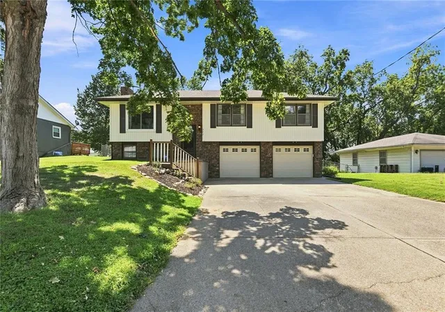 Photo 3 of Single family home for sale at 523 Pennsylvania St, Leavenworth, KS 66048 | MLS# 2639818 | Listing updated on 2026-09-10