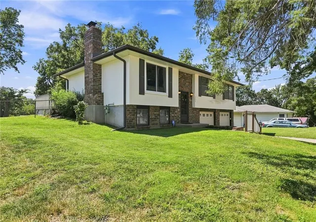Photo 4 of Single family home for sale at 523 Pennsylvania St, Leavenworth, KS 66048 | MLS# 2639818 | Listing updated on 2026-09-10