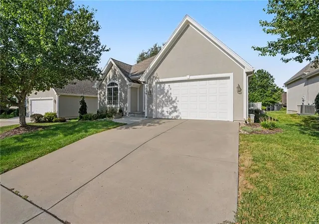 Photo 4 of Sale Pending at 10004 N Arlington Ave, Kansas City, MO 64157 | MLS# 2639857 | Listing updated on 2026-09-13