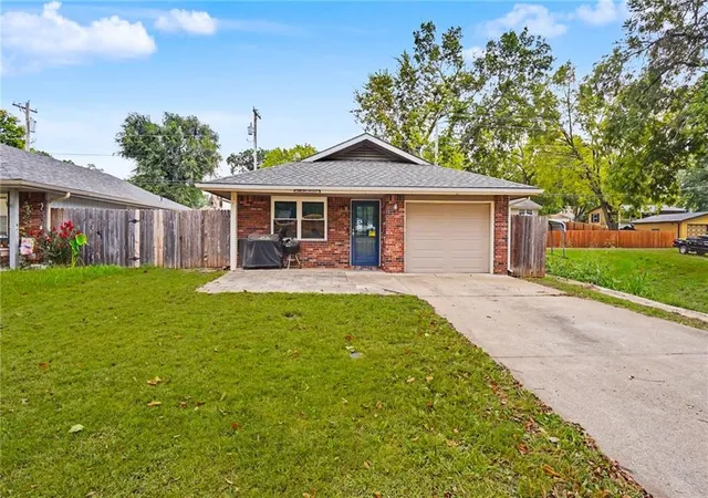 Single family home for sale at 1014 Locust St, Eudora, KS 66025 | MLS# 2639884