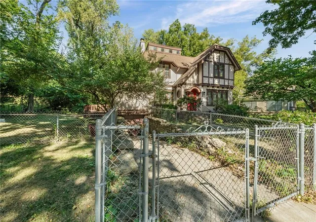 Photo 2 of Single family home for sale at 4928 Troostwood Rd, Kansas City, MO 64110 | MLS# 2639885 | Listing updated on 2026-09-12