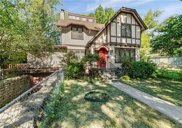 Photo 3 of Single family home for sale at 4928 Troostwood Rd, Kansas City, MO 64110 | MLS# 2639885 | Listing updated on 2026-09-12