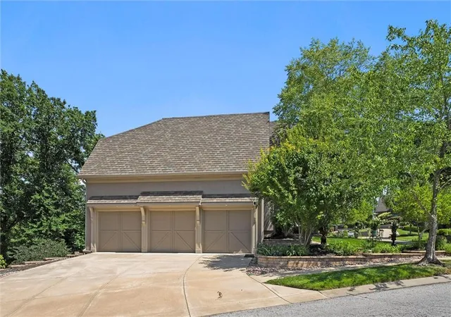 Photo 3 of Mansion for sale at 6001 N Cosby Ave, Kansas City, MO 64151 | MLS# 2639887 | Listing updated on 2026-10-07