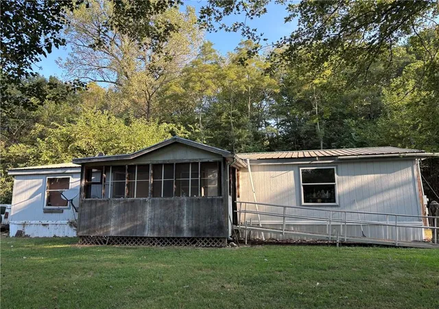 Photo 3 of Sale Pending at 147 Monument Rd, Atchison, KS 66002 | MLS# 2639945 | Listing updated on 2026-09-13