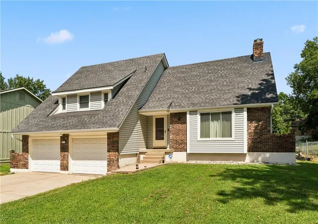 Photo 3 of Single family home for sale at 113 Se Mount Vernon Dr, Blue Springs, MO 64014 | MLS# 2639947 | Listing updated on 2026-09-14