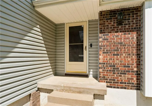 Photo 3 of Single family home for sale at 113 SE Mount Vernon Dr, Blue Springs, MO 64014 | MLS# 2639947 | Listing updated on 2026-09-14